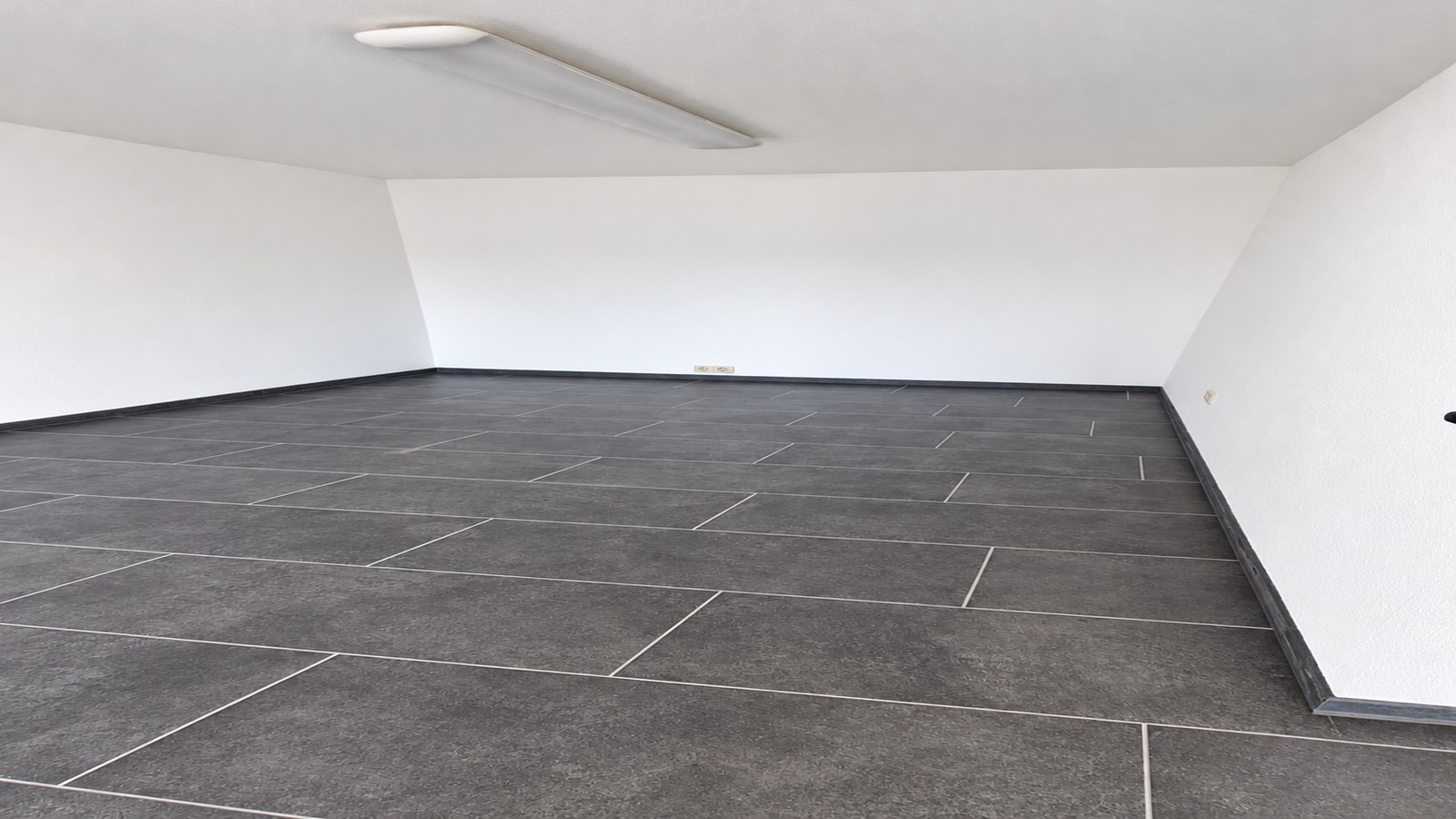 Raum nach der Renovierung mit neuem Fliesenboden