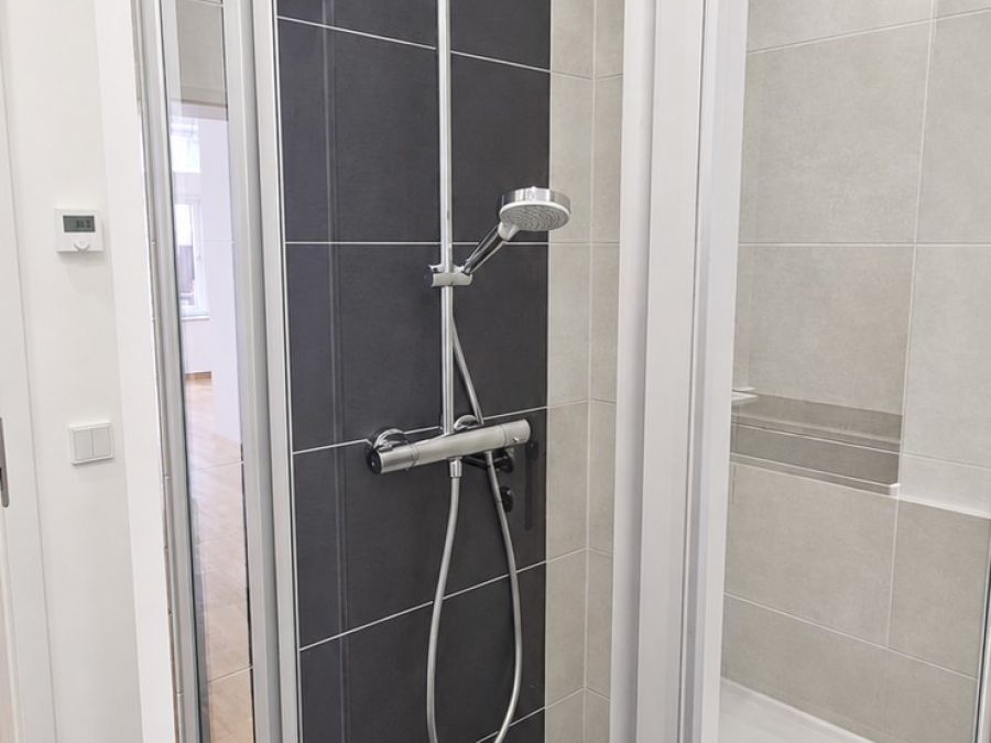 Bad mit neuer Dusche nach der Sanierung
