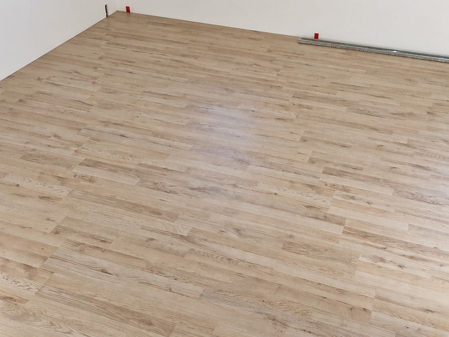 Heller Raum mit neuem Laminatboden