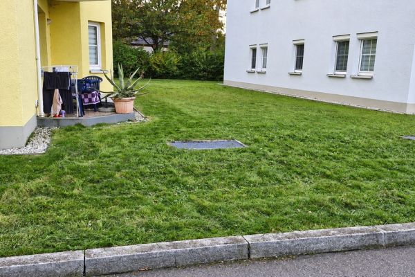Gepflegte Außenanlage eines Mehrfamilienhauses in Lugau
