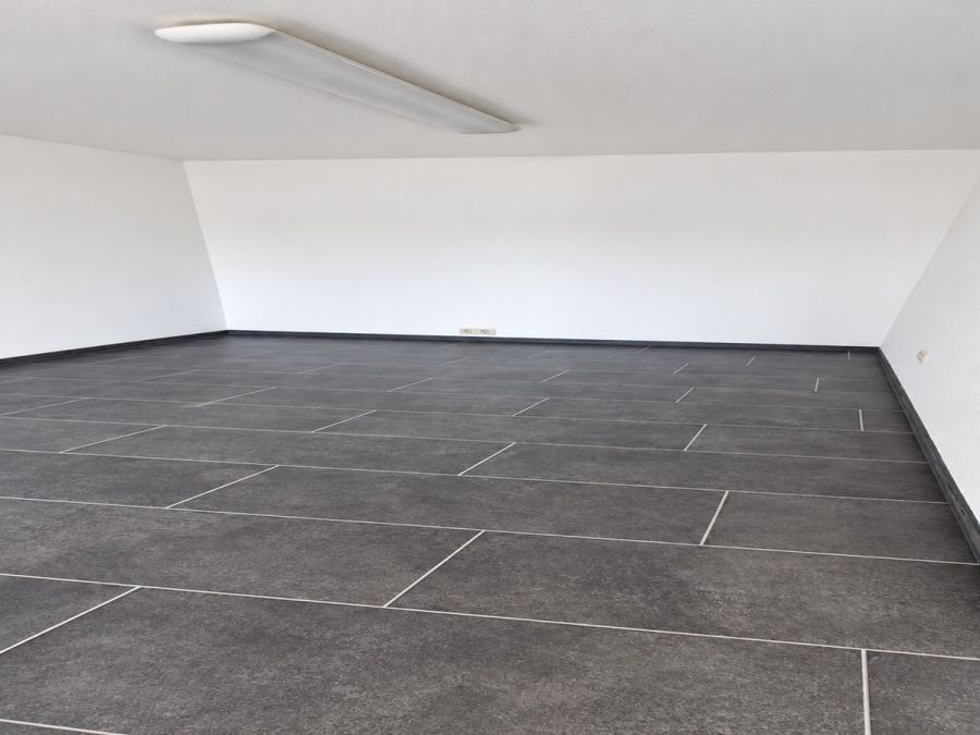 Raum nach der Renovierung mit neuem Fliesenboden