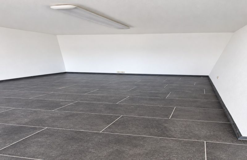 Raum nach der Renovierung mit neuem Fliesenboden
