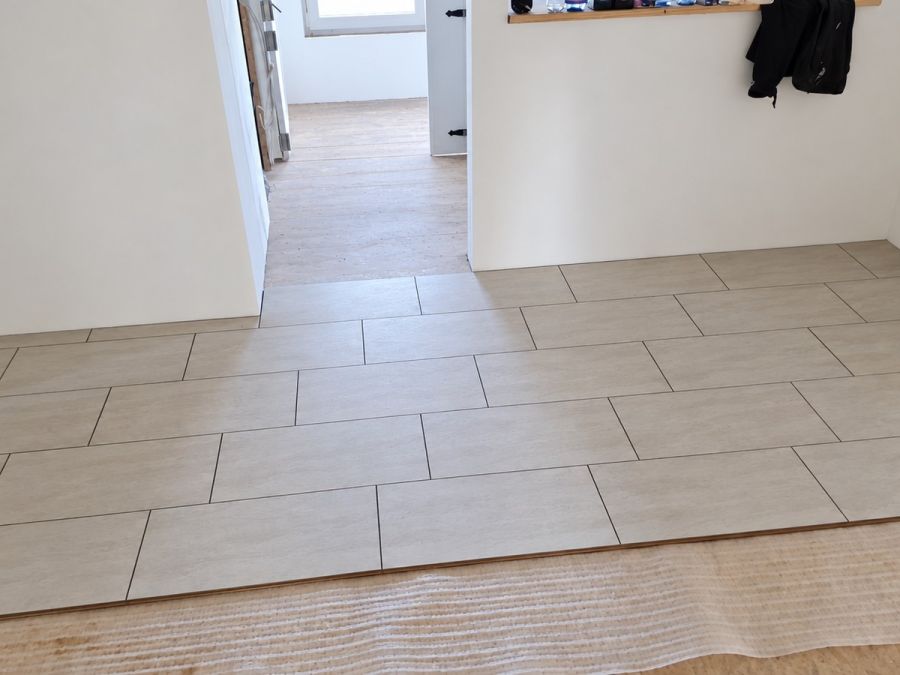 Neu verlegter Laminatboden in einem Wohnraum