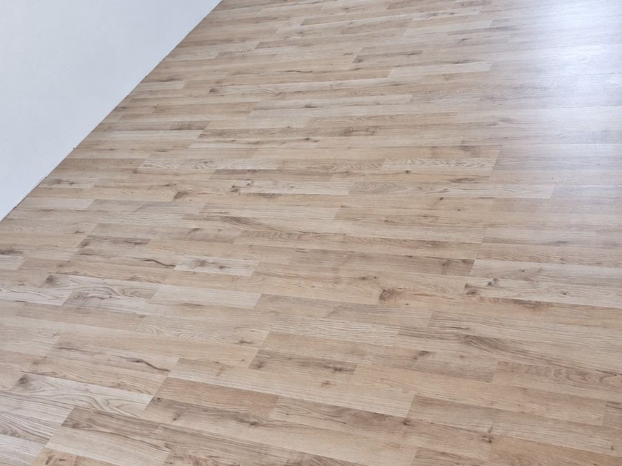 Raum mit neu verlegtem Laminat